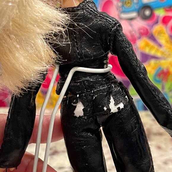 MGA Bratz Doll Dynamite Cloe Doll Black outfit & NO Shirt (Lot 15) - Picture 6 of 6